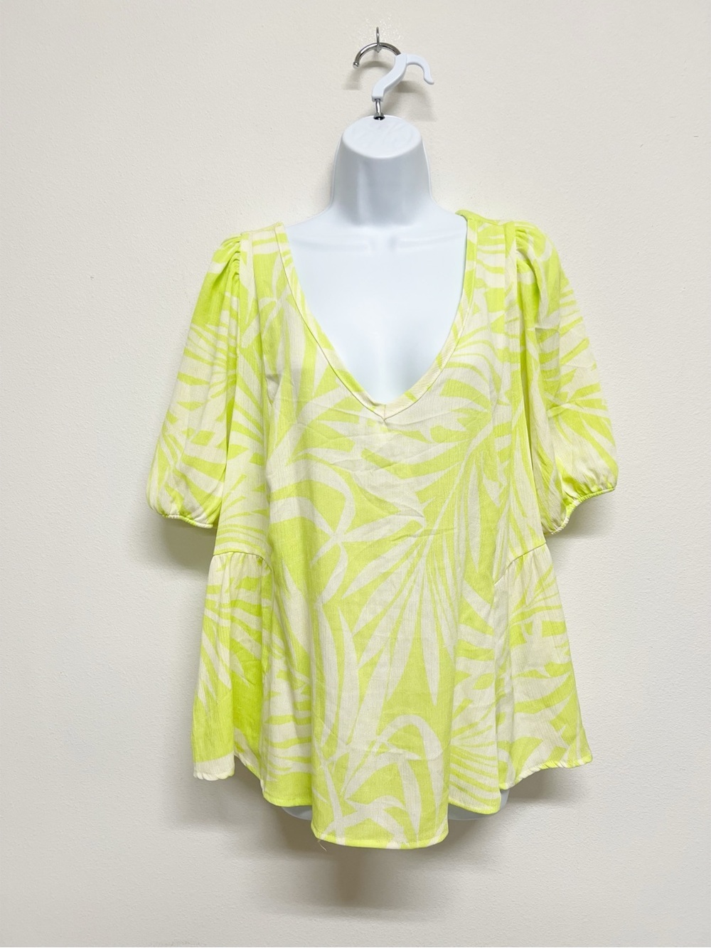 Torrid Womens Plus Size Sharp Green Shaded Palms Print Tie Back Puff Sleeve Top